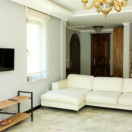 Luxury 5 Minutes From Scenic Town Center And River *