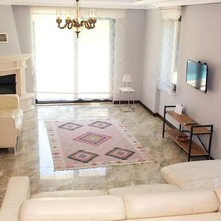 Luxury 5 Minutes From Scenic Town Center And River Villa