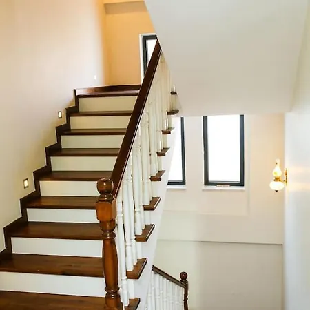 Villa Luxury 5 Minutes From Scenic Town Center And River *