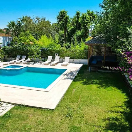 Luxury 5 Minutes From Scenic Town Center And River Villa *
