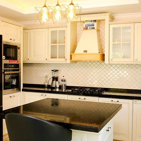 Luxury 5 Minutes From Scenic Town Center And River Villa