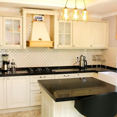 Villa Luxury 5 Minutes From Scenic Town Center And River *