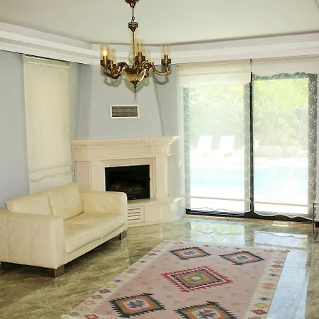 Villa Luxury 5 Minutes From Scenic Town Center And River *
