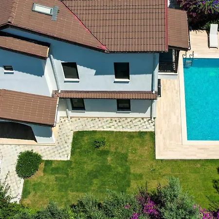 Luxury 5 Minutes From Scenic Town Center And River Villa